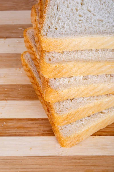 Rebanadas de pan tostado en el tablero de pan — Foto de Stock