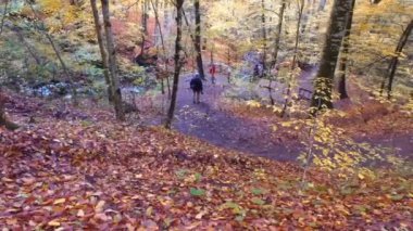 Sonbahar mevsiminde insanlar