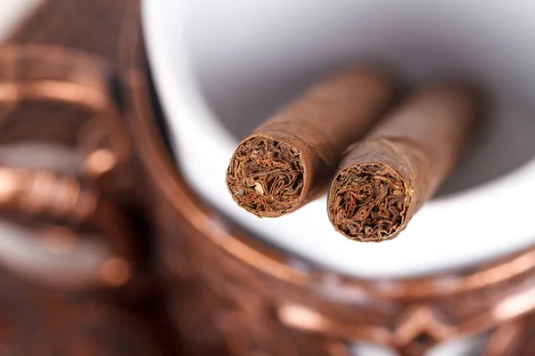 Čokoládové doutníky v šálku turecké kávy — Stock fotografie