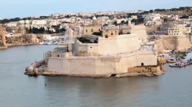 Valletta Limanı ve kale Manzaralı