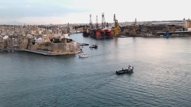 Valletta Limanı ve kale Manzaralı — Stok video