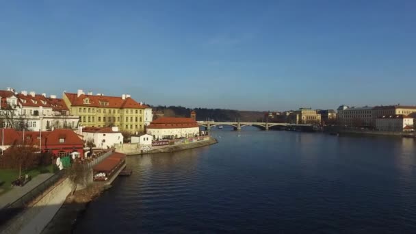 Krajina pohled z Karlova mostu v Praze — Stock video