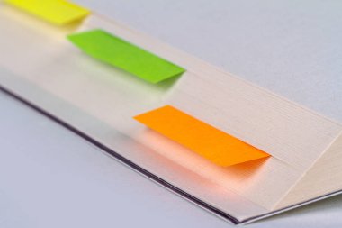 Yapışkan not kağıdına kitap