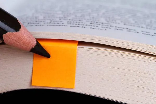 Sticky Note and Pencil on Book — Stock Photo, Image