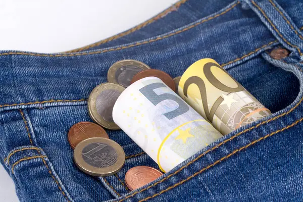 Банкноты и монеты евро на кармане — стоковое фото