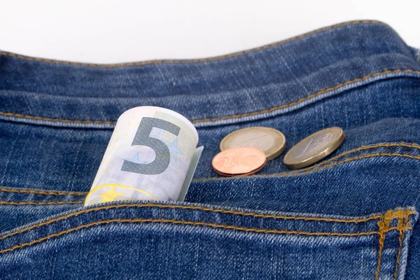 Банкноты и монеты евро на кармане — стоковое фото