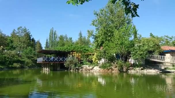 Природный парк с озером — стоковое видео