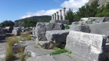 Priene antik kent sütunlarla