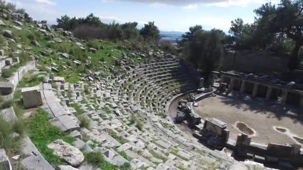 Με θέα στην πόλη αρχαία Πριήνη — Αρχείο Βίντεο