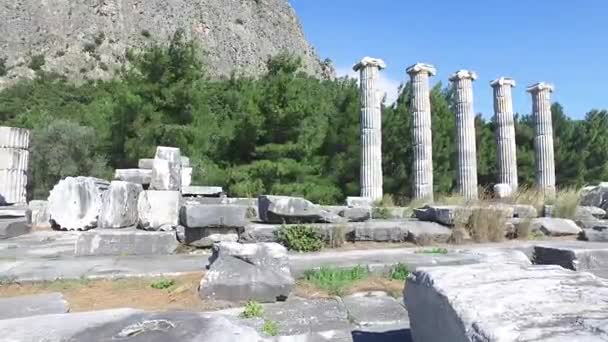Priéné ősi város oszlopokkal — Stock videók