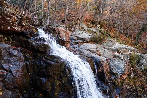 秋にストリーミングの滝 — ストック写真