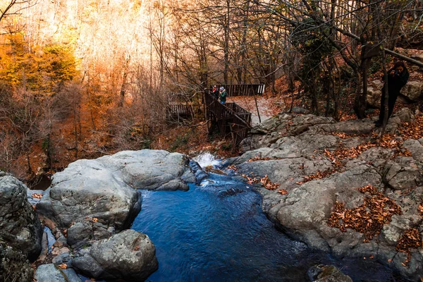 Cachoeira de streaming no outono — Fotografia de Stock