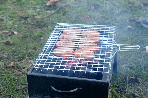 Gehaktbal Barbecue in achtertuin — Stockfoto