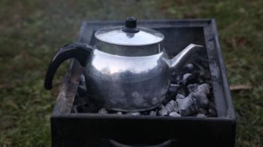 Barbekü ve çaydanlık kömür üzerinde