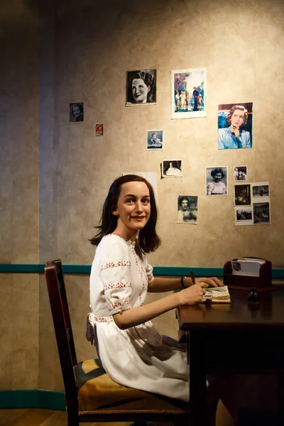 Anne Frank wassen beeld in Museum — Stockfoto
