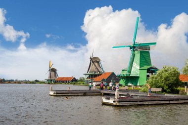 Zaanse tarlalarında yel değirmenleri