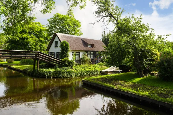 Vue sur le village de Giethoorn — Photo