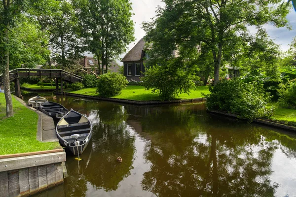 Voilier dans les canaux de Giethoorn — Photo