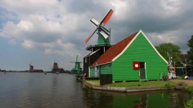 Zaanse tarlalarında yel değirmenleri