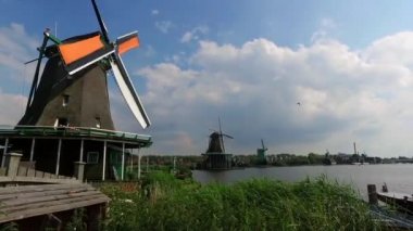 Zaanse tarlalarında yel değirmenleri