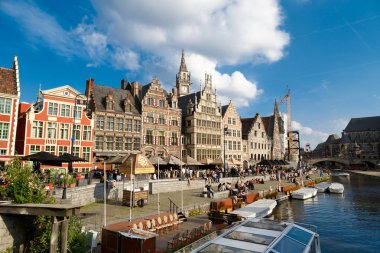 Ghent kanalına turistlere tekne turları