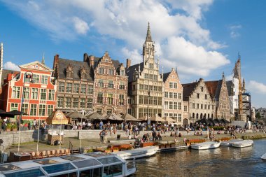 Ghent kanalına turistlere tekne turları