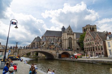 St Michael Kilisesi ve Ghent Bridge'de
