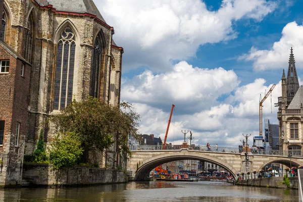 Iglesia y puente de San Miguel en Gante — Foto de Stock