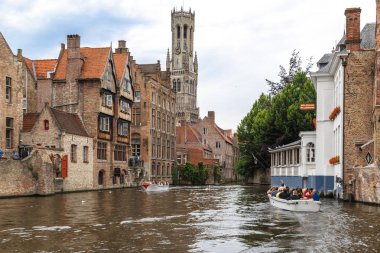 Brugge kanal turistik gemilerde