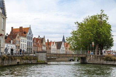 Brugge kanal turistik gemilerde