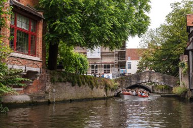 Brugge kanal turistik gemilerde