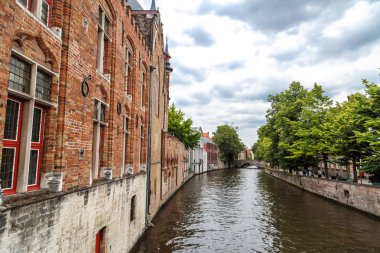 Brugge kanal turistik gemilerde