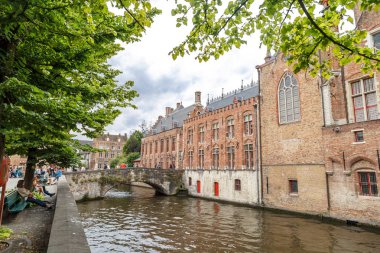 Brugge kanal turistik gemilerde