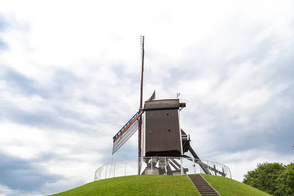 Molino de viento histórico en Brujas — Foto de Stock