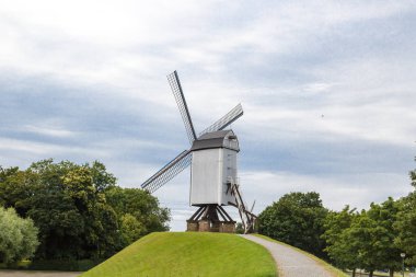 Brugge içinde tarihi yel değirmeni