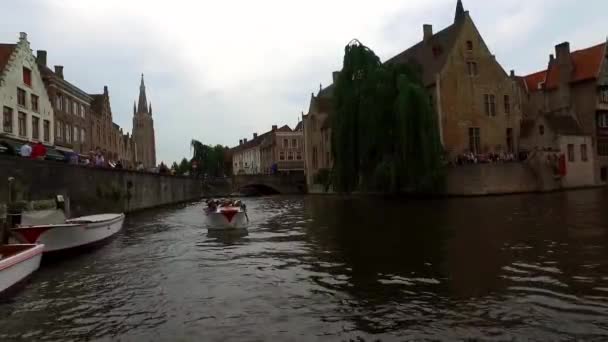 Turistické lodě na Brugge Canal — Stock video