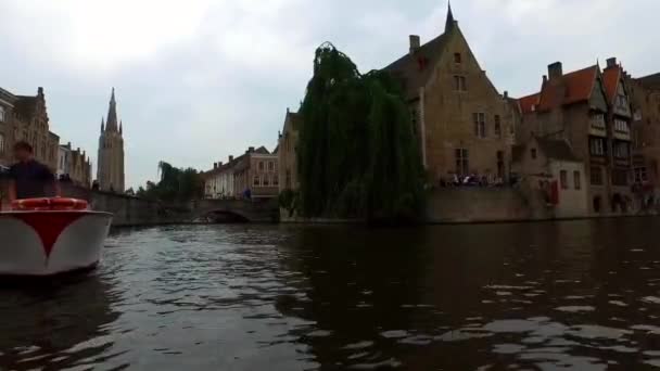 Turistické lodě na Brugge Canal — Stock video