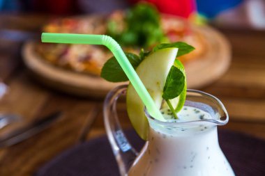 Taze nane ile lezzetli soğuk Ayran