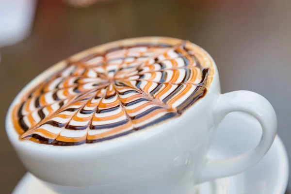 Вкусный кофе мокко подается с дизайном — стоковое фото