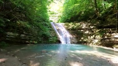 Kayalardan akan doğal şelale