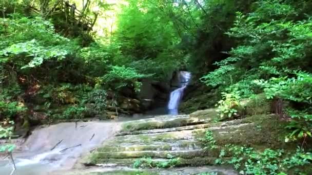 Природный водопад, текущий со скал — стоковое видео