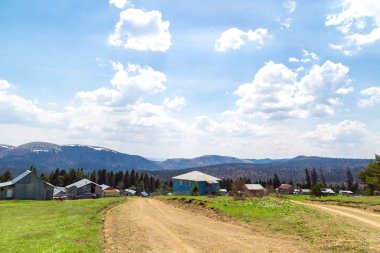 Sakarca Yaylası dağ evleri ile