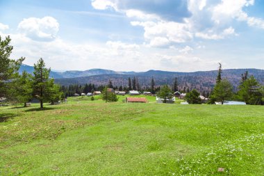 Sakarca Yaylası dağ evleri ile