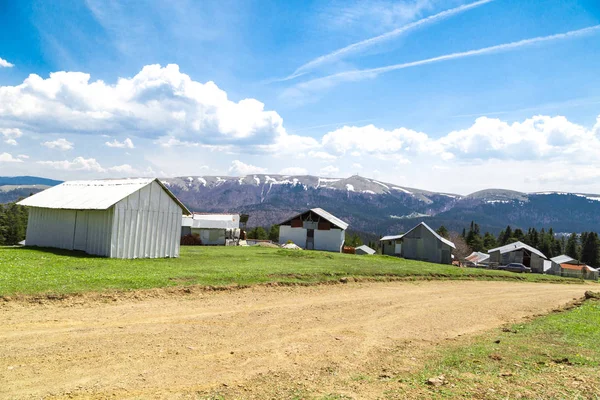 Sakarca Yaylası dağ evleri ile