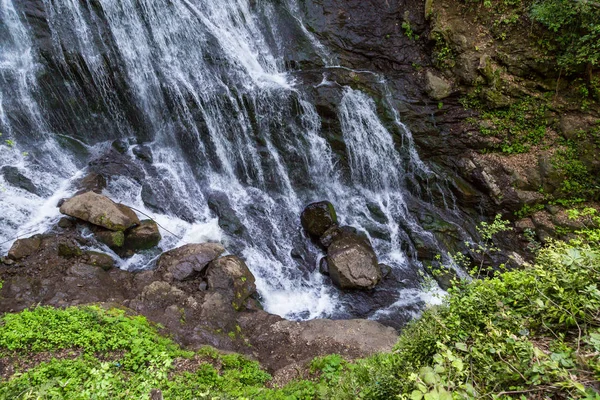 Tabiat Parkı kayalarda üzerinden Burbling şelale