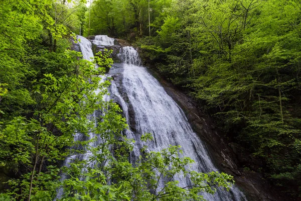 ブクブクというを発する岩自然公園の滝 — ストック写真