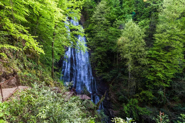 ブクブクというを発する岩自然公園の滝 — ストック写真