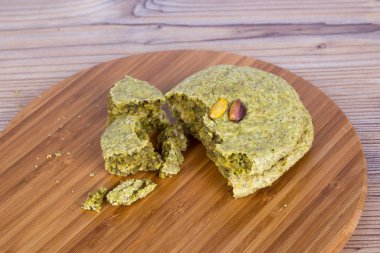 Ahşap arka plan üzerinde fıstıklı kurabiye