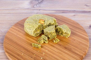 Ahşap arka plan üzerinde fıstıklı kurabiye