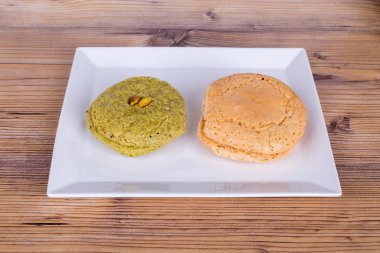 Beyaz plaka üzerinde fıstıklı kurabiye